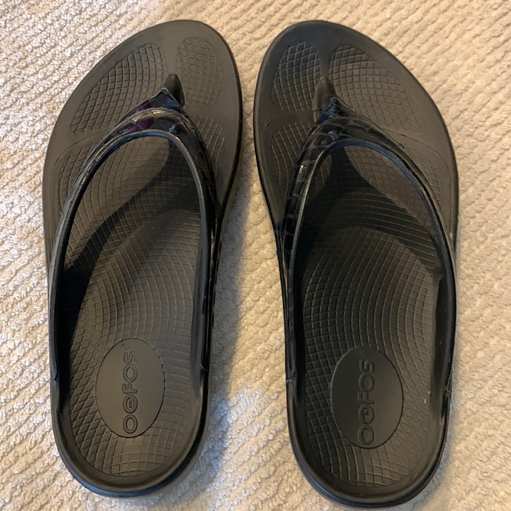 Oofos Black Flip Flops. Women’s size 8.